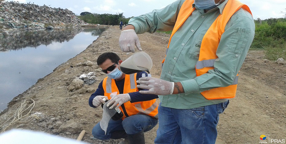 Toma de muestra de agua en botadero de basura. (El Oro. 2015)