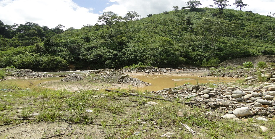 Alteración morfológica del cauce hídrico por minería aluvial. (El Oro. 2014)