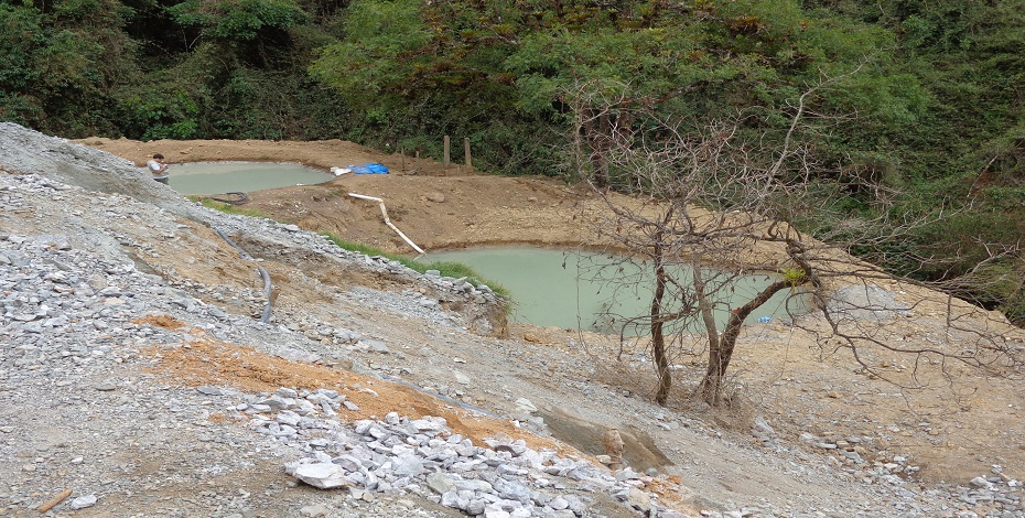 Piscinas de sedimentación sin impermeabilización. (Azuay. 2013)