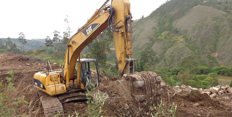 Retroexcavadora retirando capa vegetal. (Azuay. 2014)