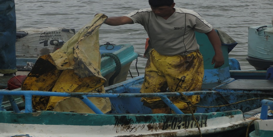 Detalle de manchas de crudo en las embarcaciones afectadas por el derrame. (Esmeraldas. 2014)