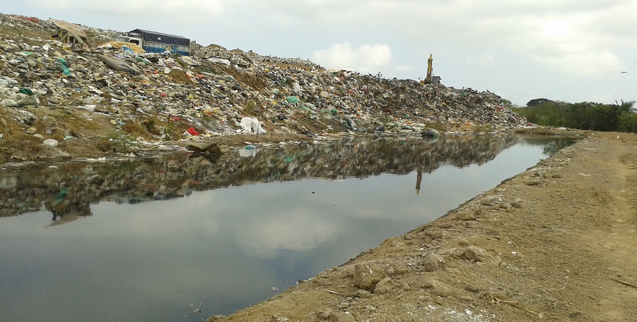 Drenaje de lixiviados a canal no impermeabilizado. (El Oro. 2015)