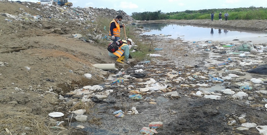 Toma de muestra de agua en zona de disposición antitécnica de desechos. (El Oro. 2015)