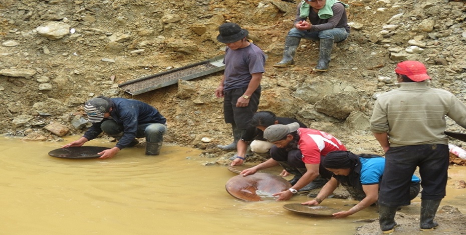 Personas obteniendo oro mediante bateo. (Zamora Chinchipe. 2012)