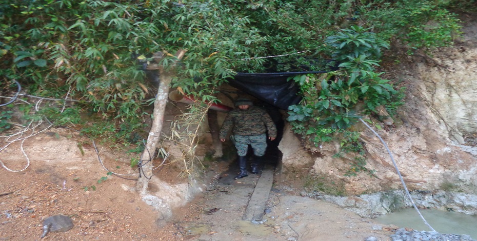 Inspección dentro de la bocamina. (Cañaribamba-Azuay. 2014)