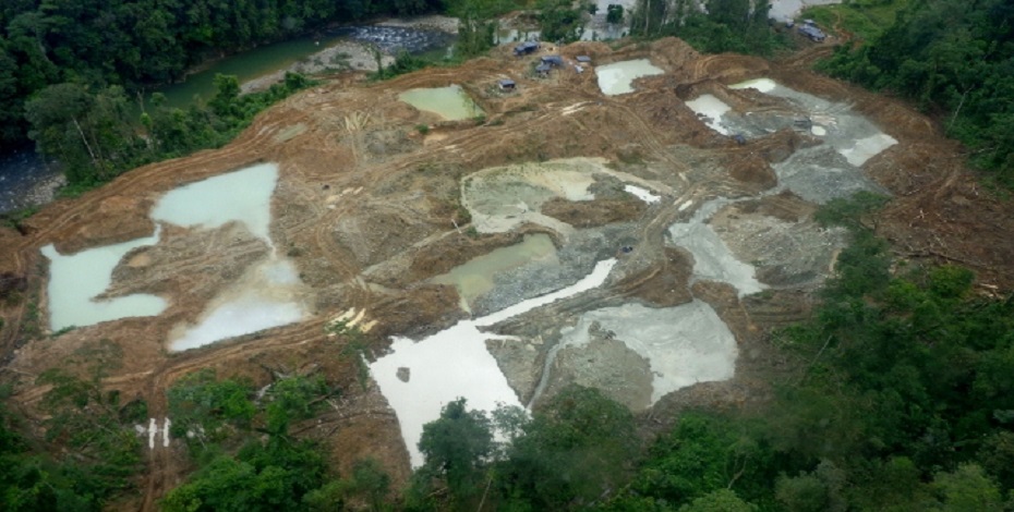 Piscinas de sedimentación en minería aluvial. (Esmeraldas. 2012)
