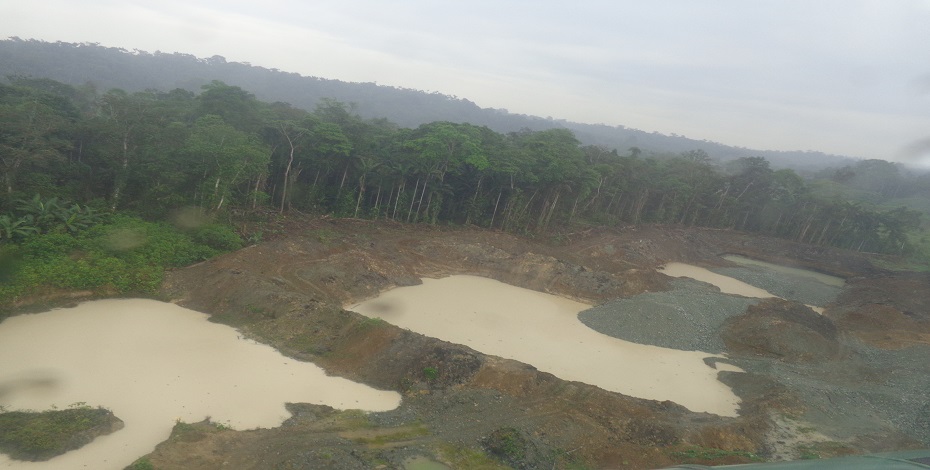 Piscinas de sedimentación para obtención de oro. (Esmeraldas. 2012)