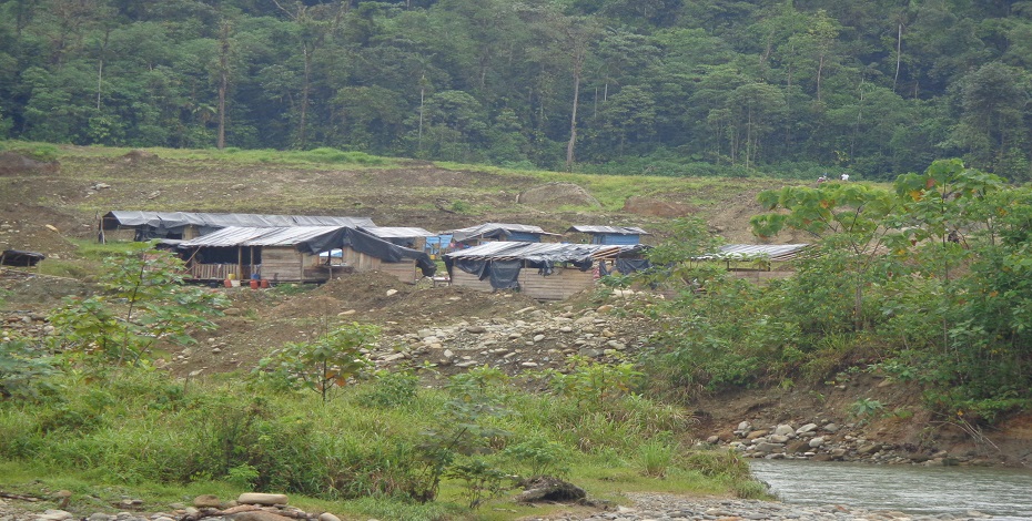 Campamento minero en zona no concesionada. (Esmeraldas. 2013)
