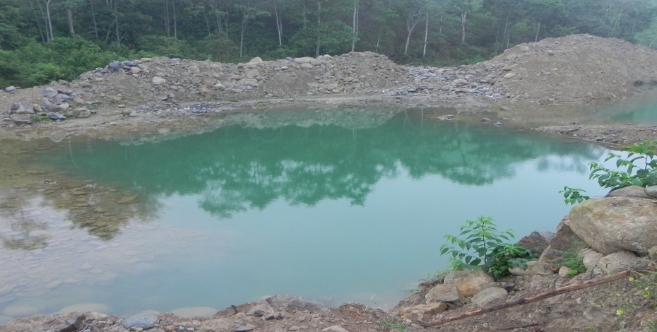 Piscina de sedimentación y material estéril acumulado. (San Lorenzo-Esmeraldas. 2013)